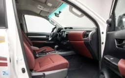 
										Toyota Hilux SR5 2025 full									