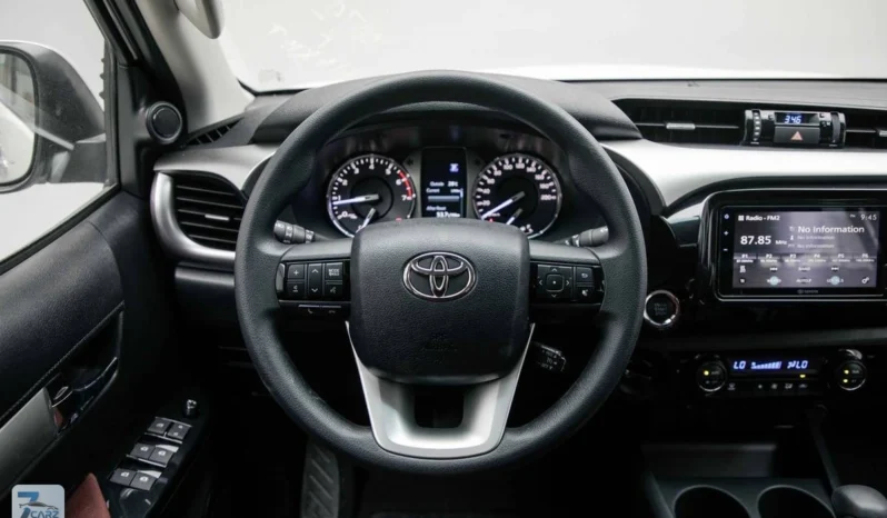 
								Toyota Hilux SR5 2025 full									