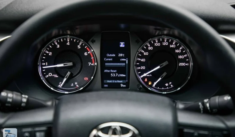 
								Toyota Hilux SR5 2025 full									