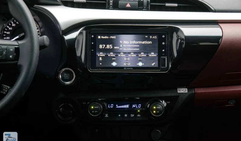 
								Toyota Hilux SR5 2025 full									