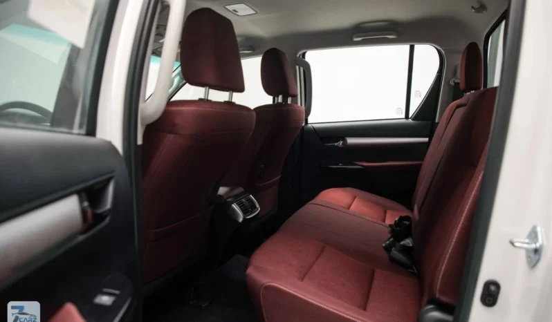 
								Toyota Hilux SR5 2025 full									