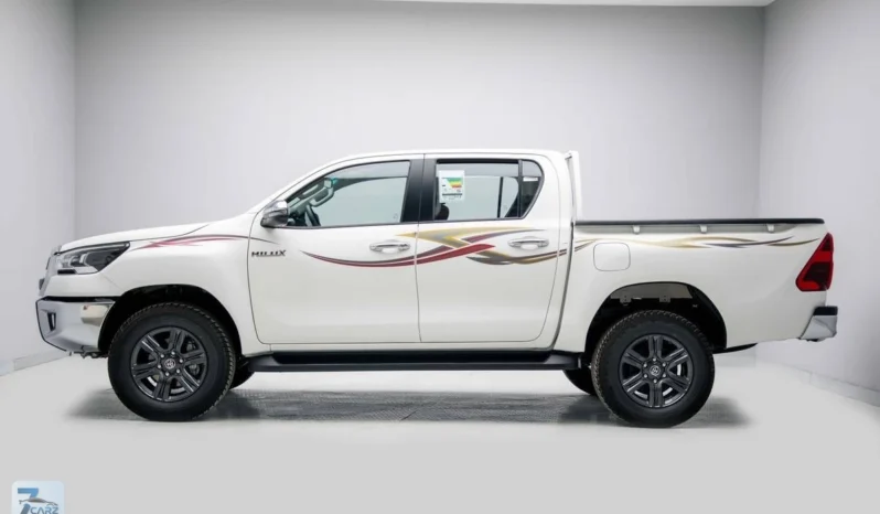 
								Toyota Hilux SR5 2025 full									