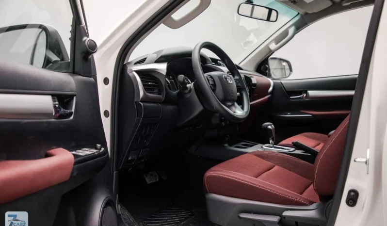 
								Toyota Hilux SR5 2025 full									
